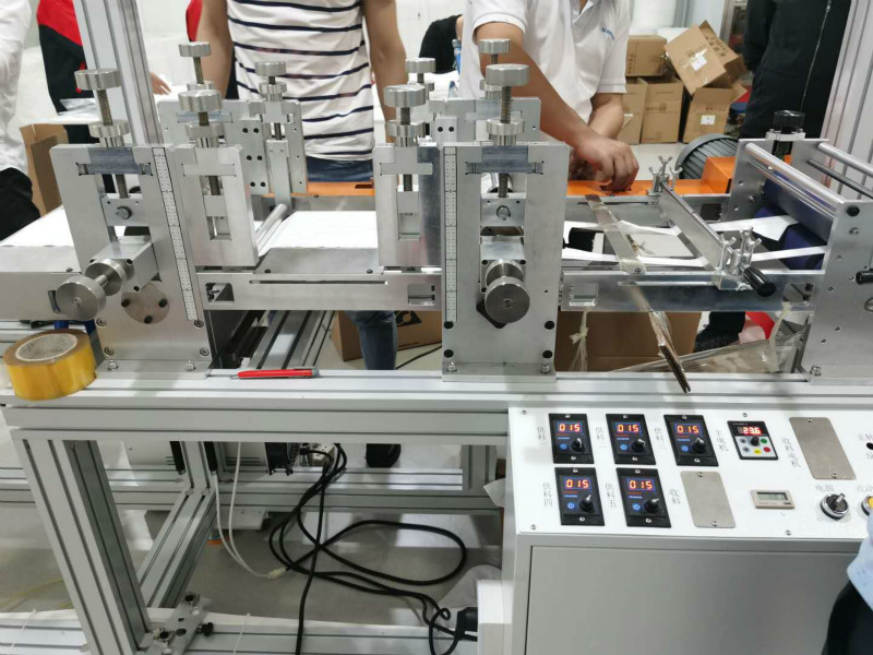 KN95口罩内置鼻梁条自动打片机