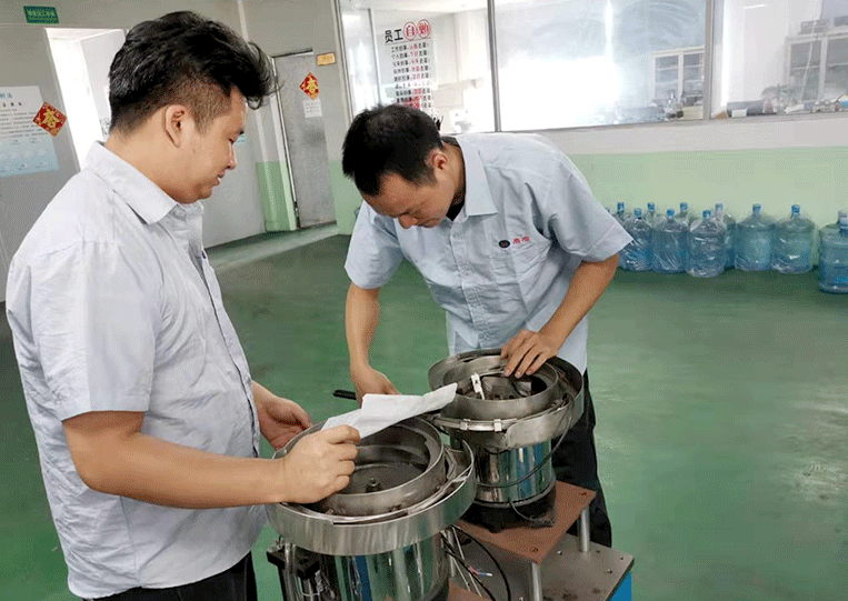 设计人员在指导装配