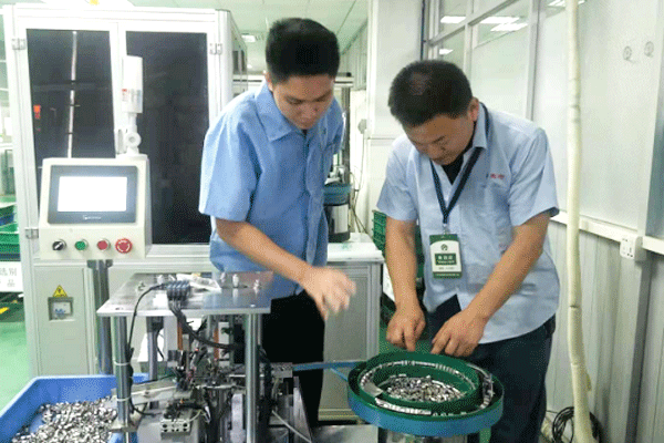 董总亲自指导客户使用